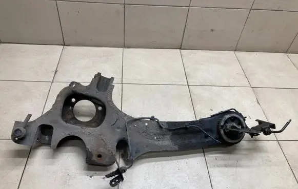 Rear wheel hub spindle/knuckle