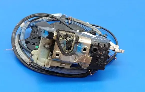 Peugeot 1007 Front door lock 9660701180