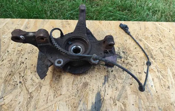 Opel Corsa D Front wheel hub