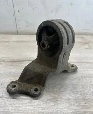 Mitsubishi Grandis Engine mount bracket