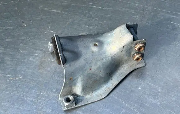 Engine mounting bracket