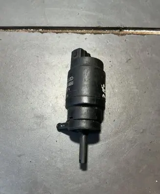 Volkswagen PASSAT B5 Windscreen/windshield washer pump 1H5955651