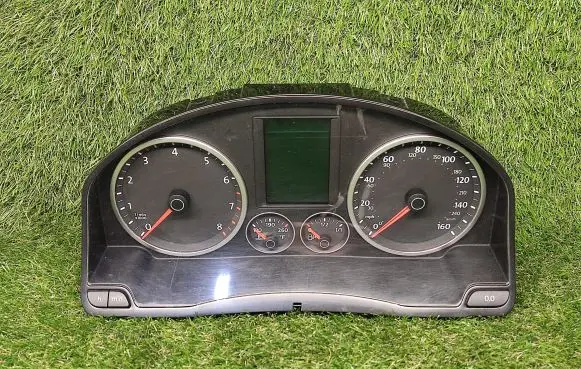 Volkswagen Tiguan Speedometer (instrument cluster) 5N0920970F
