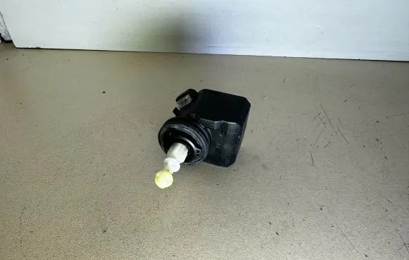 Mercedes-Benz Sprinter W906 Headlight level adjustment motor 00883000 008830