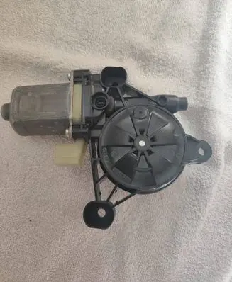 Volkswagen Tiguan Front door window regulator motor 5Q0959801C