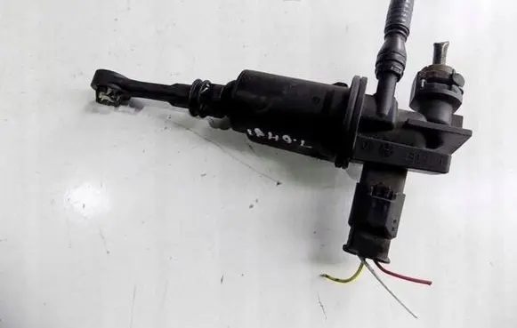 Peugeot 2008 I Clutch slave cylinder 