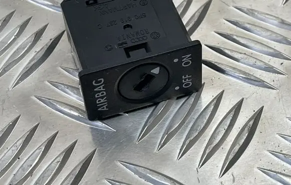 Passenger airbag on/off switch