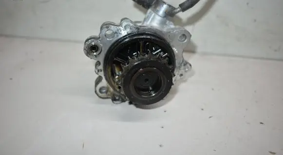 Mazda CX-7 Vacuum pump R2AA18G00