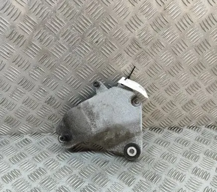 Mercedes-Benz CLA C117 X117 W117 Engine mounting bracket A2702230002