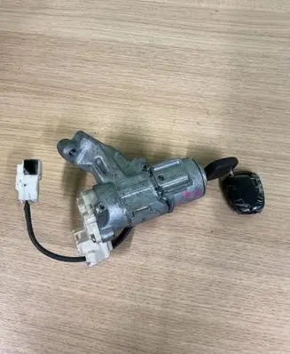Toyota RAV 4 (XA20) Ignition lock 45020423 1031