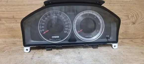 Volvo V70 Speedometer (instrument cluster) 31343330AA