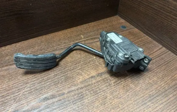 Renault Trafic II (X83) Accelerator throttle pedal 7700313060 6PV00811914