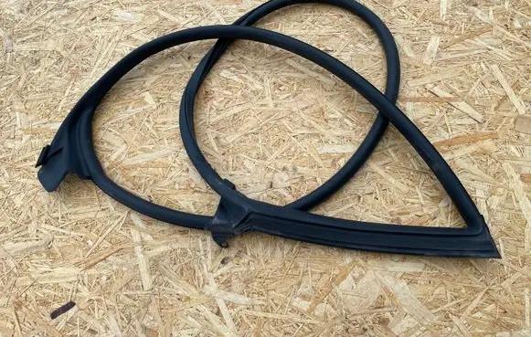 Audi A5 8T 8F Front door rubber seal 8T8831707C