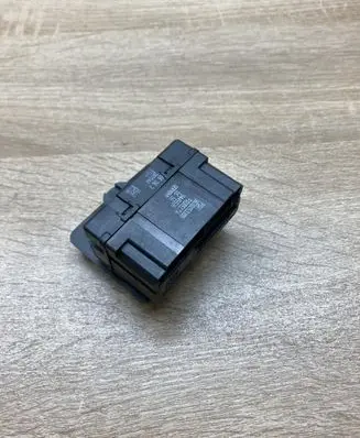 Peugeot 208 I Seat heating relay 9638053380 9445536