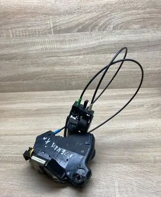 Toyota Avensis T250 Front door lock AVENSISDOORLOCK