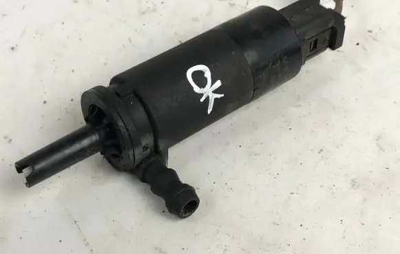 BMW 5 E39 Headlight washer pump 8377613 S130670001 67128377613