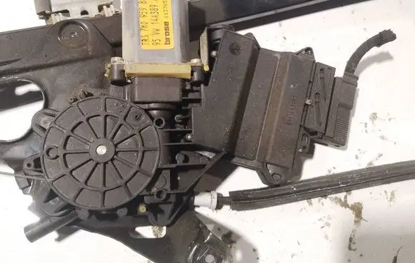 Seat Alhambra (Mk1) Front door window regulator motor 7M0959801A