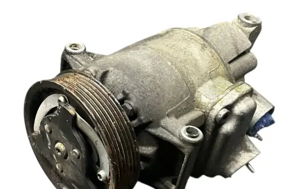 Volkswagen Golf VI Air conditioning (A/C) compressor (pump) 5N0820803A