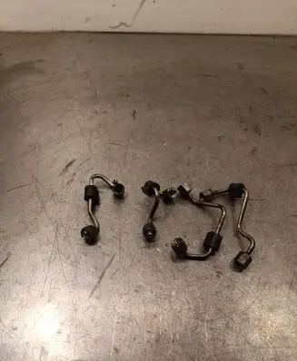 Volkswagen Tiguan Fuel injector supply line/pipe 