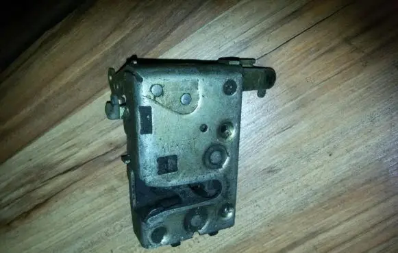 Peugeot 405 Front door lock
