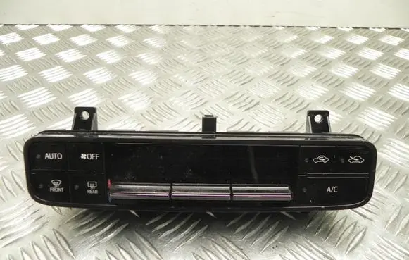 Toyota Corolla E160 E170 Climate control unit 5590002A30 Y877