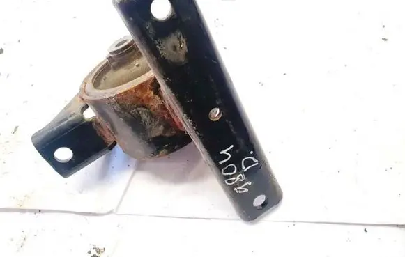Suzuki SX4 Engine mount bracket
