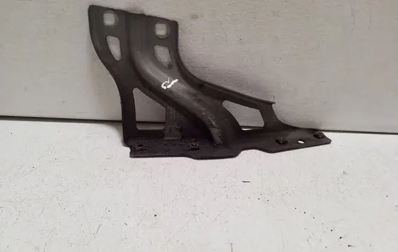 Audi Q3 8U Fender mounting bracket 8U0821136
