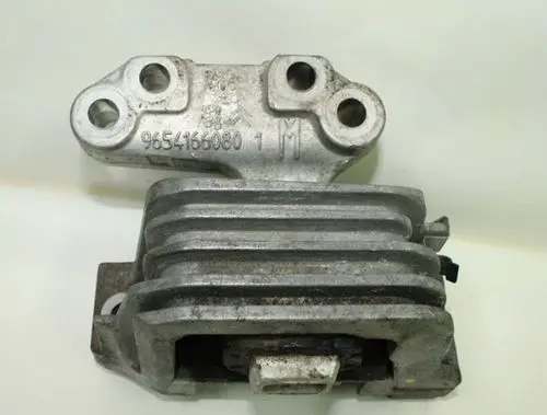 Peugeot 207 Engine mount bracket