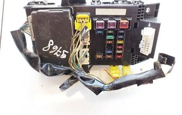 Toyota Avensis T220 Fuse box set 8264105011