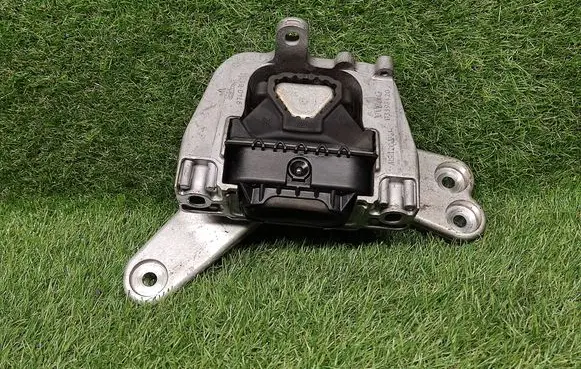 Volkswagen Jetta VI Engine mount bracket 5Q0199262CM