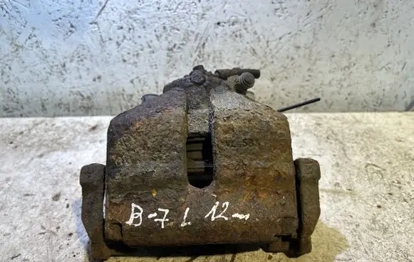 Volkswagen PASSAT B7 Front brake caliper