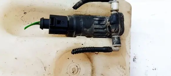 Volkswagen Golf V Windscreen/windshield washer pump
