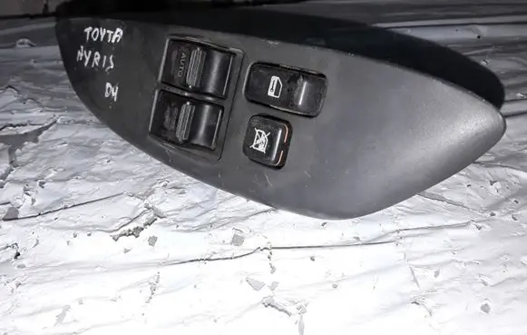 Toyota Yaris Electric window control switch 0115F49