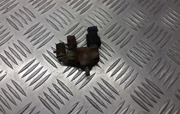 Nissan Almera N16 Vacuum valve FDDB100