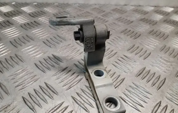Volvo V40 Front door lower hinge 