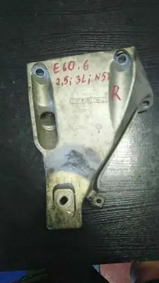 BMW 5 E60 E61 Engine mounting bracket 6761149
