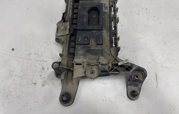 Volkswagen Jetta VI Battery tray 1KM915333