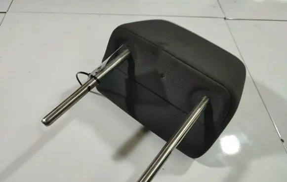 Volkswagen Golf V Front seat headrest 
