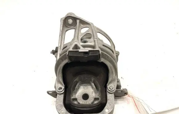 Engine mount vacuum valve
