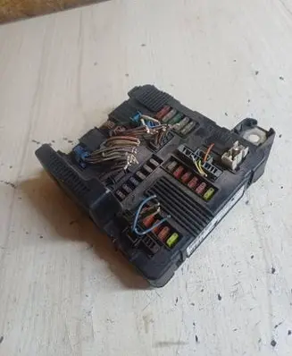 Renault Megane II Fuse module 8200306033A 04209 S118399300J