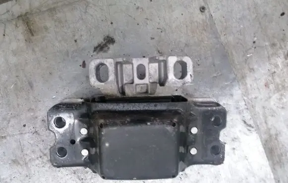 Volkswagen PASSAT B6 Engine mount bracket