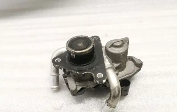 Volkswagen Golf VII EGR valve 04L131501E