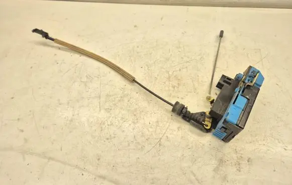 Volvo V70 Front door lock 8650544