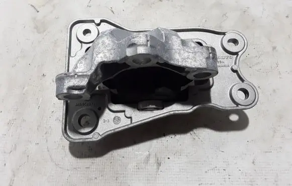 Volvo XC90 Engine mount bracket 32255205