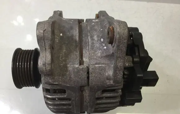 Volkswagen Golf IV Generator/alternator 028903028D