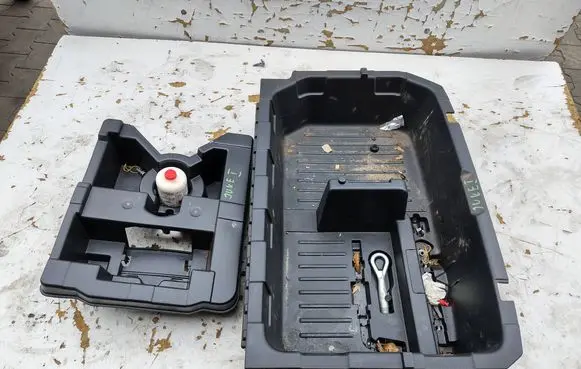 Nissan Juke I F15 Other trunk/boot trim element 