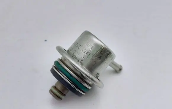 Volkswagen PASSAT B4 Fuel pressure regulator 037133035C 0280133507