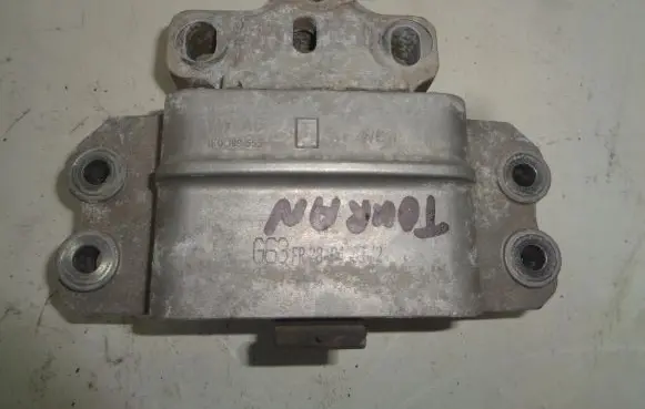 Volkswagen Touran I Engine mount bracket 1K0199555T