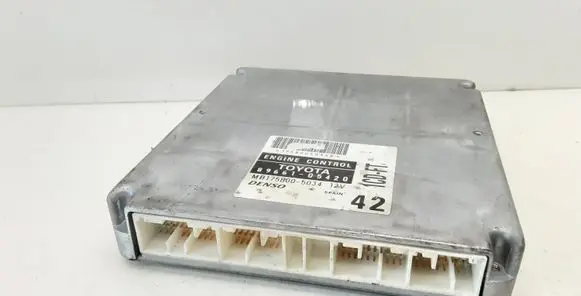 Toyota Avensis T220 Engine control unit/module 8966105420 MB1758005034