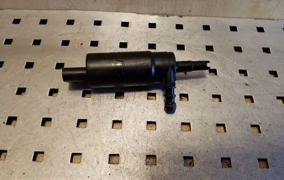 BMW X3 E83 Headlight washer pump 837743003